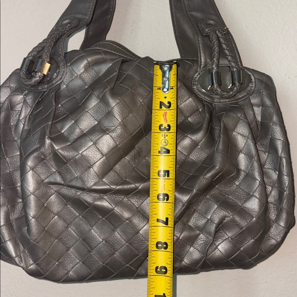 Elegant Gray Woven Handbag - Picture 6 of 8